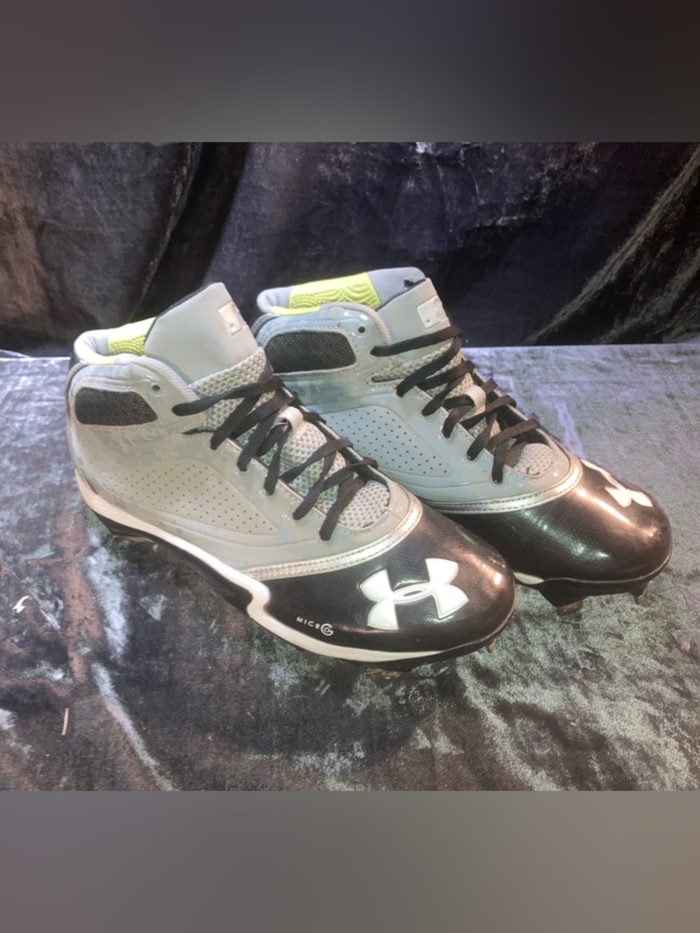 Mens Like New Under Armour Baseball Cleats